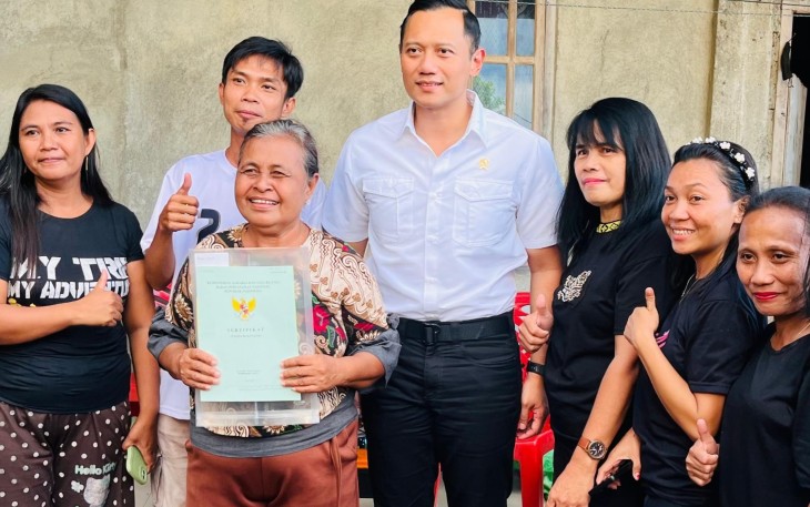 Menteri Agraria dan Tata Ruang/Kepala Badan Pertanahan (ATR/BPN), Agus Harimurti Yudhoyono (AHY) langsung melaksanakan kunjungan kerja pertamanya sehari pasca dilantik dan serah terima jabatan. Ia bertolak ke Provinsi Sulawesi Utara pada Kamis (22/02/2024) untuk menyerahkan sertipikat tanah dan meninjau pelayanan pertanahan di Kota Manado