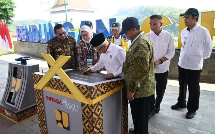 Wapres K.H. Ma’ruf Amin bersama Menteri PUPR Basuki Hadimuljono, PJ Gubernur Jawa Barat Bey Machmudin, Bupati Indramayu Nina Agustina dan PJ Bupati Sumedang Yudia Ramli saat meresmikan Bendungan Cipanas 