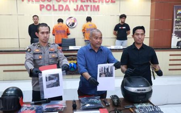 Kaur Penum Subdit Penmas Bid Humas Polda Jatim, Kompol Yanuar Rizal Ardianto saat konferensi pers di Bidhumas Polda Jatim, Kamis (26/12/2024).