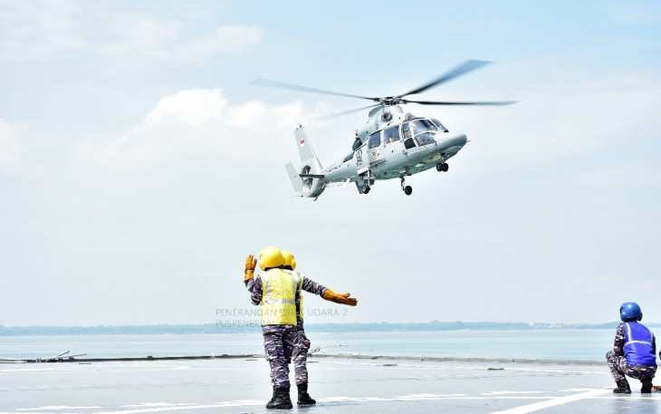 Helikopter AS 565 MBe Panther yang dioperasikan Skuadron Udara 100 Wing Udara 2 Puspenerbal Juanda melaksanakan Ship Board Operation (SBO) di KRI Makassar-590 yang berlayar di sekitar Alur Pelayaran Barat Surabaya (APBS), Jumat (2/2/2024).