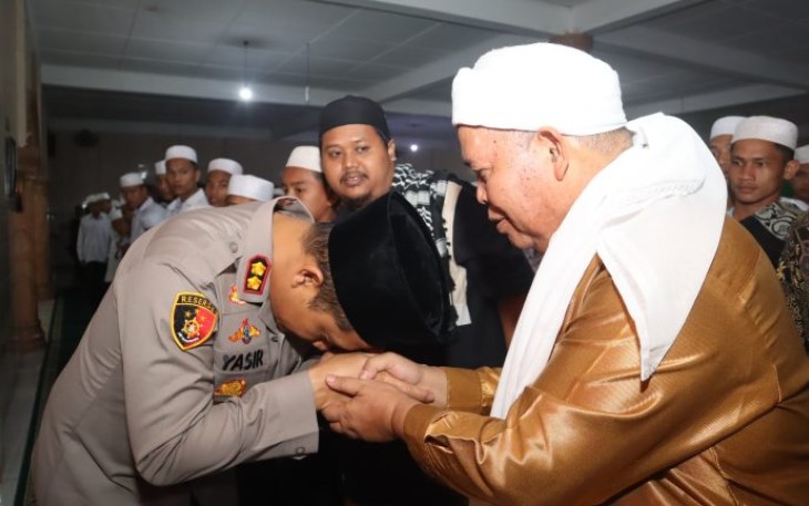 Sosok Kapolres Tapanuli Selatan (Tapsel), AKBP Yasir Ahmadi, SIK, MH, begitu hormatnya ke Ulama. Hormatnya AKBP Yasir ke Ulama, tergambar saat ia berkunjung ke Pondok Pesantren Nurul Falah Tamosu, Selasa (20/2/2024) sore.