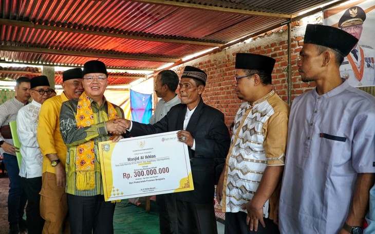 Gubernur Rohidin yang dalam kesempatan itu juga menyerahkan Bantuan Hibah kepada 13 Masjid di Kabupaten Kepahiang
