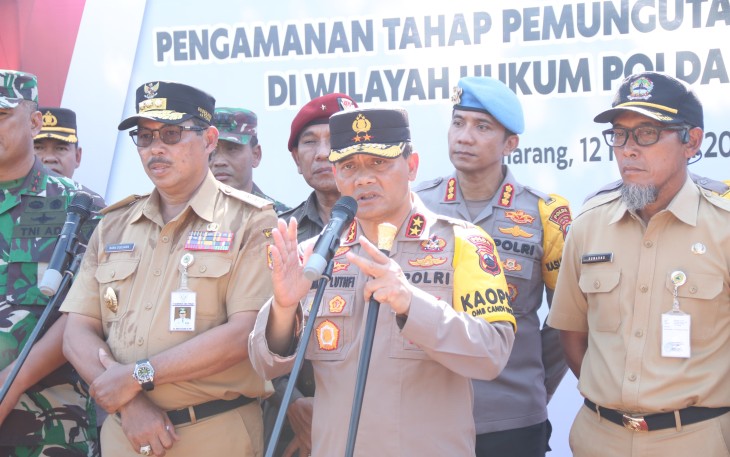 Polda Jateng melaksanakan Apel Serpas (Pergeseran Pasukan)  dalam rangka pengamanan tahap pemungutan suara pada Pemilu 2024, Apel di laksanakan di  Lapangan Simpang Lima Semarang Jawa Tengah, Senin (12/2/2024)