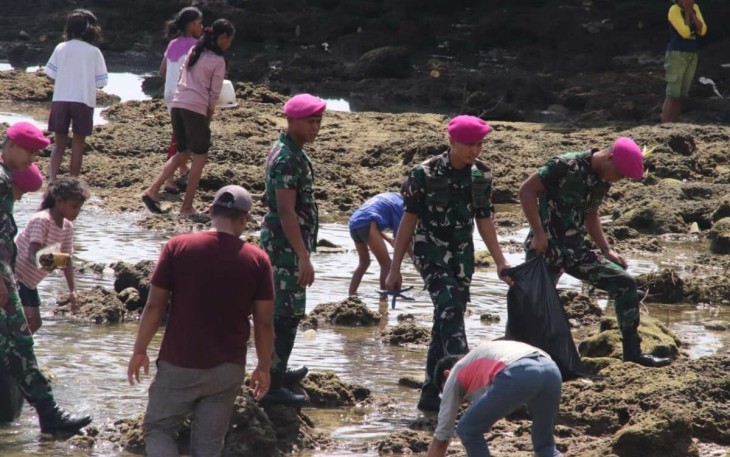 Prajurit Marinir Melaksanakan Bakti Sosial Pembersihan Pantai Negeri Hualoy Pulau Seram Provinsi Maluku