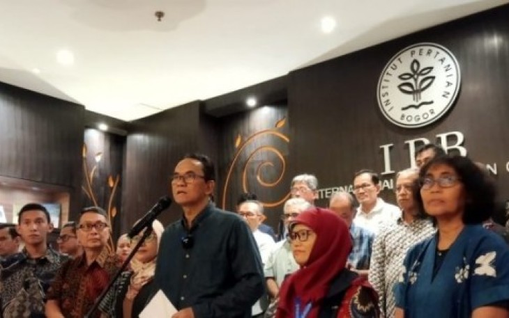 Guru Besar IPB Haryadi Kartodihardjo saat membacakan sikap Forum Keluarga Besar IPB University, di Bogor, Jawa Barat, ditulis Minggu (4/2/24).