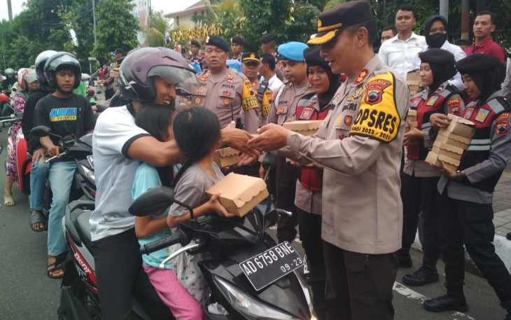 Kapolres Karanganyar AKBP Jerrold Hendra Yosef Kumontoy membagikan takjil gratis kepada para pengendara di Jalan Lawu, depan Mapolres setempat, Senin (18/3/2024)