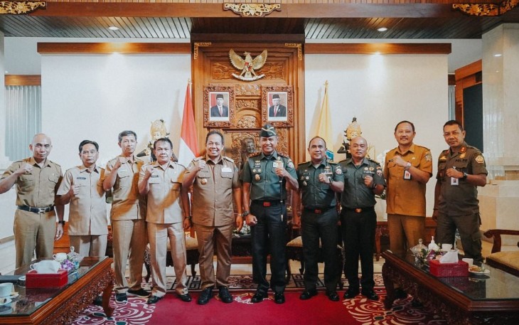 Pangdam IX/Udayana Mayor Jenderal TNI Harfendi, S.I.P., M.Sc., bersilaturahmi dengan Pj. Gubernur Bali Sang Made Mahendra Jaya, di Rumah Dinas Gubernur Bali, Jaya Sabha, Denpasar, pada Senin (26/2/2024)