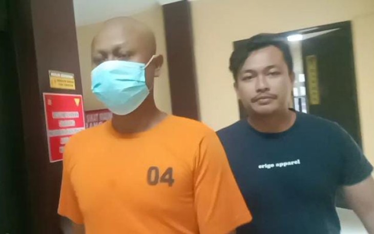 Tersangka (kenakan baju orange) saat diamankan petugas