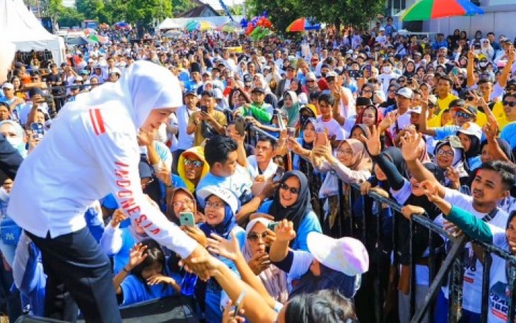 Gubernur Khofifah pada acara Jalan Sehat Bersama Masyarakat Banyuwangi