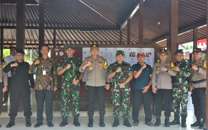Danrem 071/Wijayakusuma Kolonel Czi Mohammad Andhy Kusuma, S.Sos., M.M., M.Han., bersama dengan jajaran terkait, lakukan pemantauan perkembangan situasi diwilayah jajarannya, Selasa (13/2/2024)