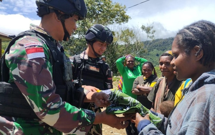 Satgas Yonif 310/KK Bagikan Pakaian Untuk Warga Pedalaman Papua