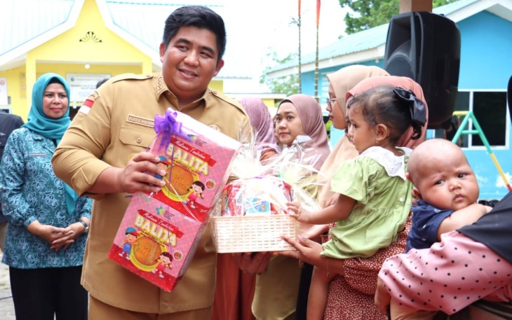 Bupati Bintan Roby Kurniawan saat turut memberikan dukungan sekaligus apresiasi atas Launching Gerakan Sayang Ibu dan Anak (Gesa Buana) yang disejalankan dengan Launching Posyandu Holistik Terintegrasi Layanan Primer di Bintan. 