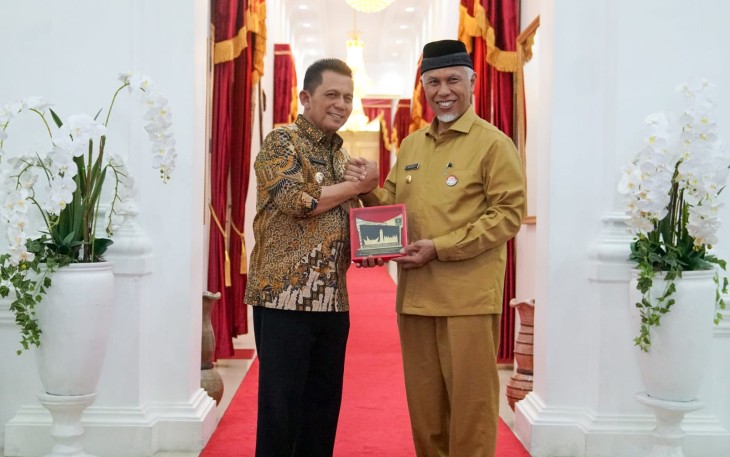 Gubernur Kepri, Ansar Ahmad, saat menyerahkan bantuan kepada Gubernur Sumbar, Mahyeldi, di Padang, pada Senin (03/06).