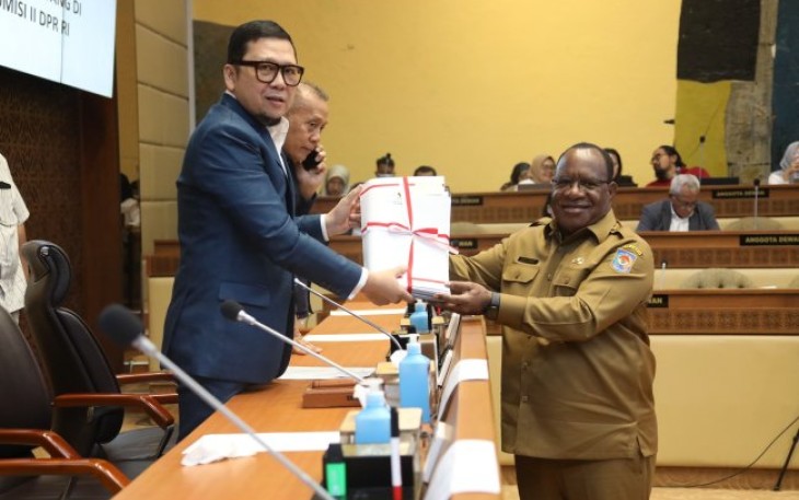 Wamendagri Jon Wempi Wetipo bersama Ketua Komisi II DPR RI 