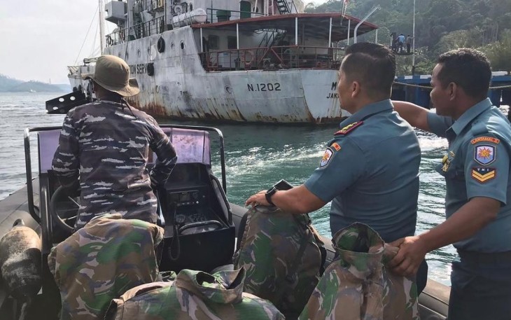  Prajurit TNI Angkatan Laut (TNI AL) dalam hal ini Pangkalan Utama TNI AL II (Lantamal II) Padang yang tergabung dalam Tim Search and Rescue atau SAR dari Satuan Kapal Patroli (Satrol) Lantamal II Padang sigap melaksanakan pencarian terhadap korban tenggelam di perairan Pantai Pulau Kasiak, Pariaman, Sumatera Barat