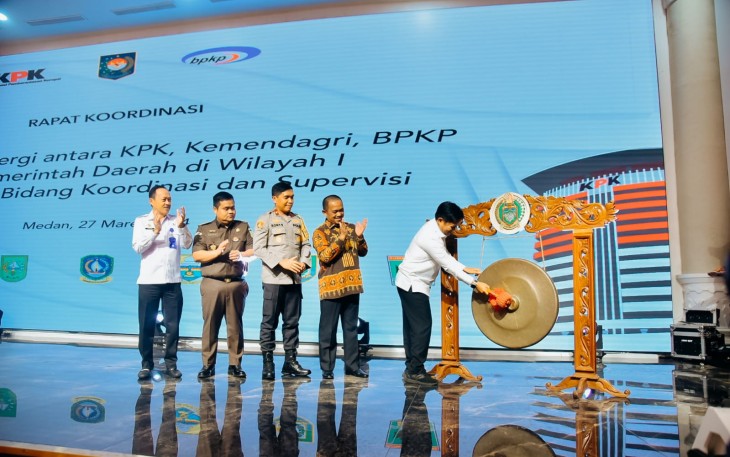  PJ Bupati Batu Bara Nizhamul, S.E, M.M., ikuti Rapat Koordinasi (Rakor) dalam penguatan sinergi antara Komisi Pemberantasan Korupsi (KPK) RI, Kementerian Dalam Negeri (Kemendagri) dan Badan Pengawasan Keuangan dan Pembangunan (BPKP) serta Kepala Daerah Se - Sumatera Utara, di Aula Raja Inal Siregar Kantor Gubernur Sumatera Utara, Medan, Rabu (27/03/2024)