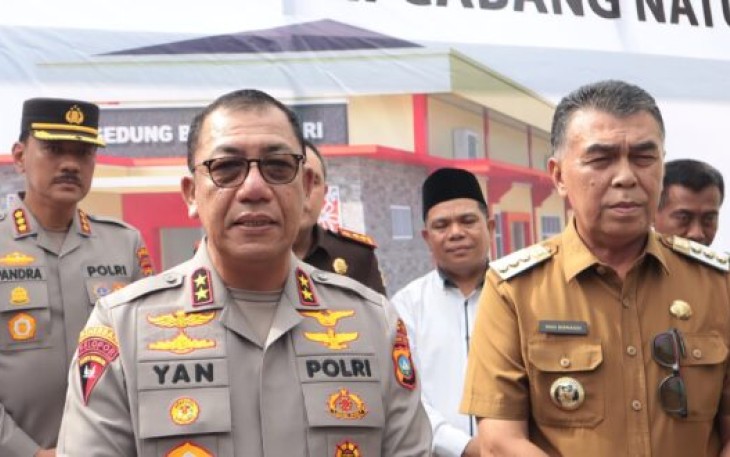 Kapolda Kepri yang akrab disapa Yan Fitri saat diwawancarai oleh para wartawan setelah meresmikan sejumlah prasarana penunjang kegiatan Polres Natuna yang dilaksanakan di Halaman Kantor Polres Natuna. Selasa (2/7/2024) sore.