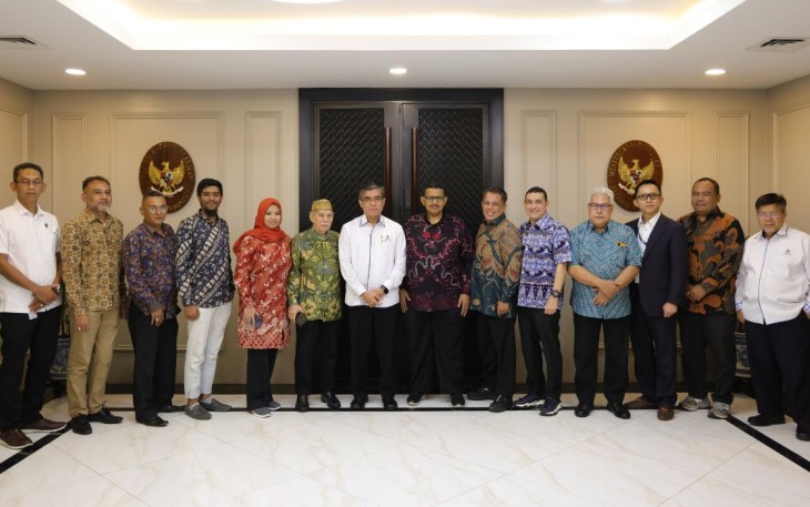 Menaker Yassierli foto bersama pengurus Himsataki di Jakarta, Senin (9/12)