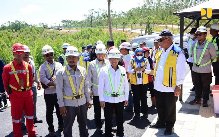 Menteri Basuki saat Tinjau Jaringan Perpipaan Transmisi Air Minum IKN di Penajam Paser Utara, Kalimantan Timur, Kamis (29/2/2024).
