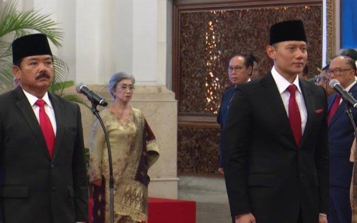 Hadi Tjahjanto bersama AHY saat dilantik menjadi Menko Polhukam dan Menteri ATR/BPN di istana Negara, Jakarta, Rabu (21/2)