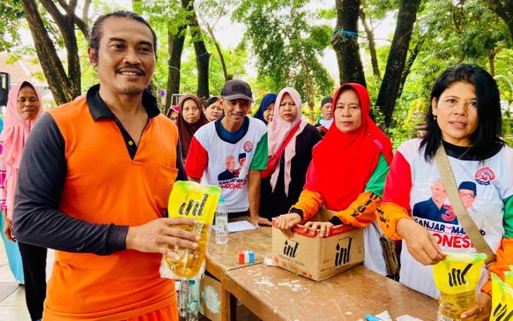 Sejumlah warga di Kelurahan Gayam, Kecamatan/Kabupaten Sukoharjo sedang antri untuk mendapatkan minyak goreng murah yang disediakan Relawan Jaritangan, Rabu (7/2/2024).