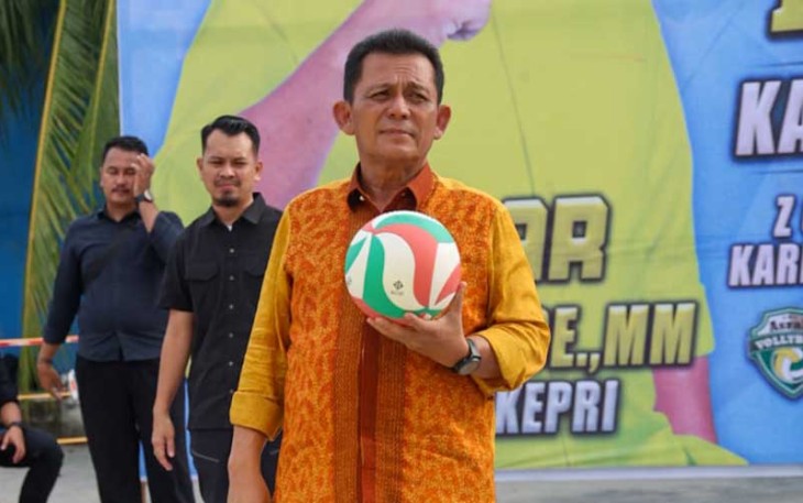 Gubernur Ansar Ahmad saat Buka Kejuaraan Bola Voli Putri U-23 di Karimun