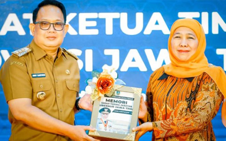 ubernur Jawa Timur periode 2019-2024, Khofifah Indar Parawansa saat secara resmi melakukan sertijab pada Pj Gubernur Jawa Timur, Adhy Karyono di Gedung Negara Grahadi, Senin, (19/2/2024). 