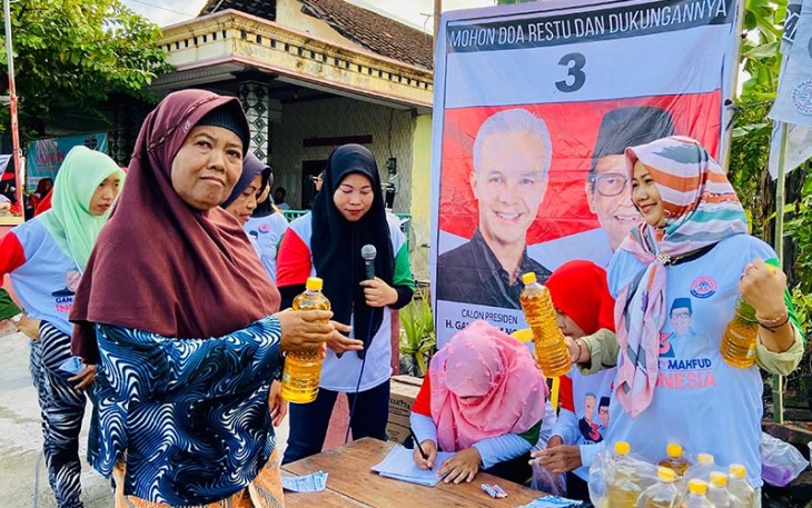 Warga di Segawoh, Karangwungu, Karangdowo, Klaten, Jawa Tengah antri menebus minyak goreng murah usai mengikuti senam sehat yang digelar Relawan Jaringan Militan Ganjar (Jaritangan), Minggu (4/2/2024) pagi.