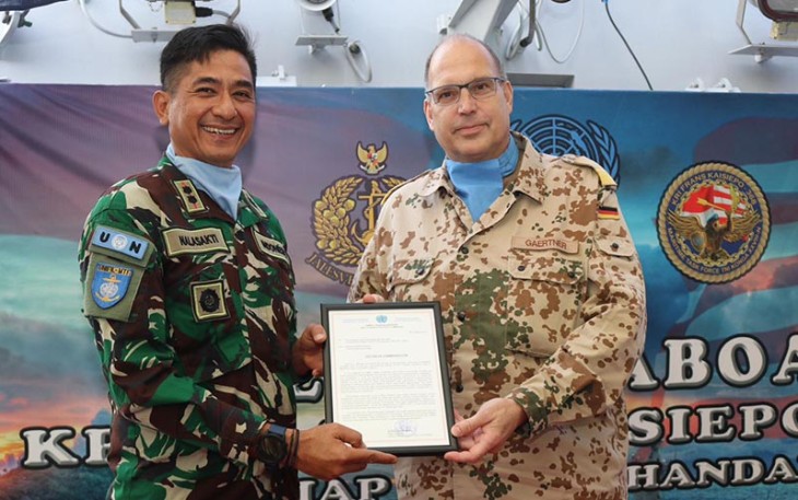KRI Frans Kaisiepo-368 menerima penganugerahan Letter of Commendation dalam Transfer of Authority (TOA) ke KRI Diponegoro-365 yang dipimpin oleh MTF Commander, Rear Admiral Dirk Gurtner (Jerman) saat kedua kapal perang kebanggaan Indonesia tersebut sandar di Dermaga Beirut, Lebanon, Selasa (09/01) kemarin. 