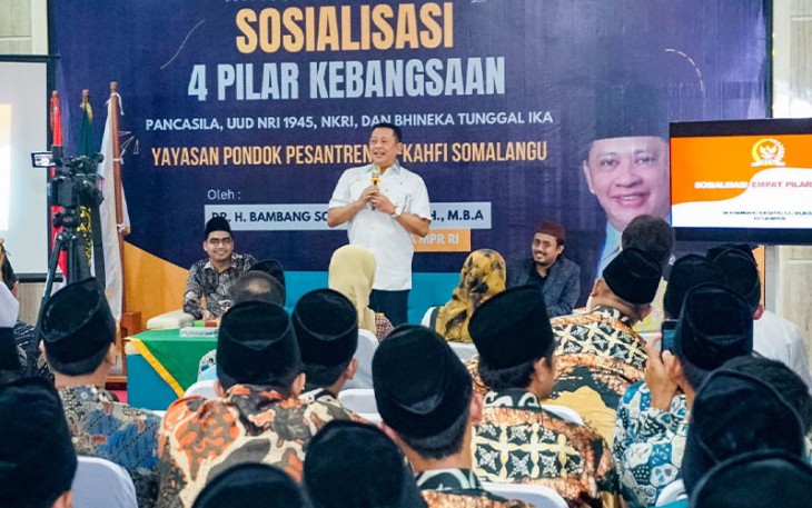 Bamsoet dalam Sosialisasi Empat Pilar MPR RI saat kunjungannya ke Dapil-7 Jawa Tengah hari ke-2 di Pondok Pesantren Al Kahfi Somalangu Kebumen Jawa Tengah, Jumat (19/1/24).