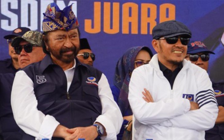 Ketua DPP Partai NasDem Willy Aditya bersama Surya Paloh di sela kampanye akbar Partai NasDem di Kalimantan Selatan.