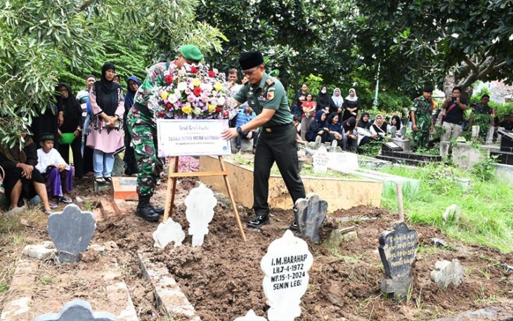 Prosesi pemakaman Almarhum Serka Indra Mora Harahap, Senin (15/01/2024).