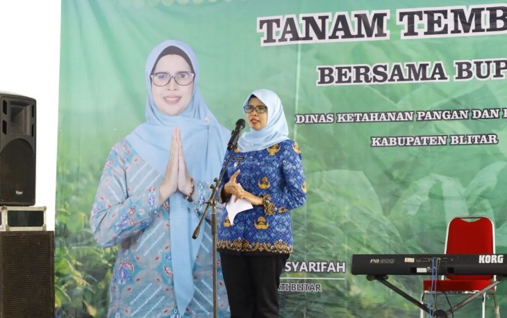 Bupati Blitar Rini Syarifah di Acara Tanam Tembakau Bersama Petani Tembakau di Kecamatan Kademangan