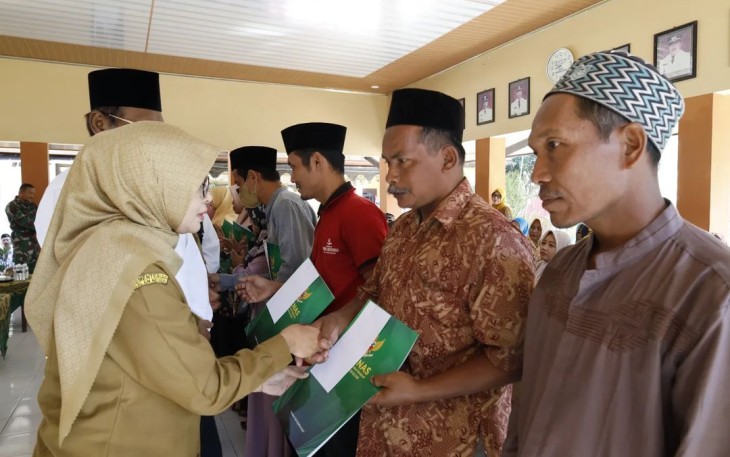 Bupati Blitar Rini Syarifah Tasyarufkan ke Warga Wonodadi 