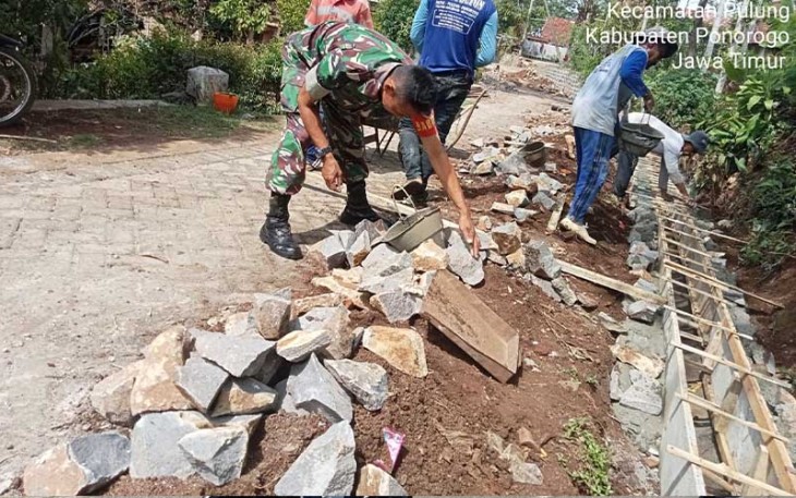 Kodim 0802/Ponorogo saat ikut kerja bakti bersama warga Dukuh Mojo, Desa Singgahan, Kecamatan Pulung, Kabupaten Ponorogo, Minggu (11/02/2024).