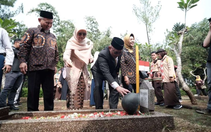 Wali Kota Depok, Mohammad Idris sedang menabur bunga di Taman Makam Pahlawan Cilodong, Minggu (10/11/24).