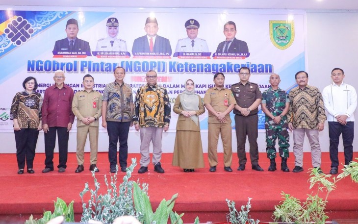 Wamenaker Afriansyah Noor saat foto bersama acara Ngopi Pintar Ketenagakerjaan di Berau, Kalimantan Timur, Selasa (28/5)