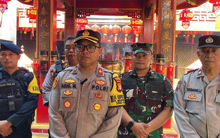 Polsek Metro Tamansari Bersama Gegana saat Sterilisasi Vihara Jelang Perayaan Tahun Baru Imlek 2024
