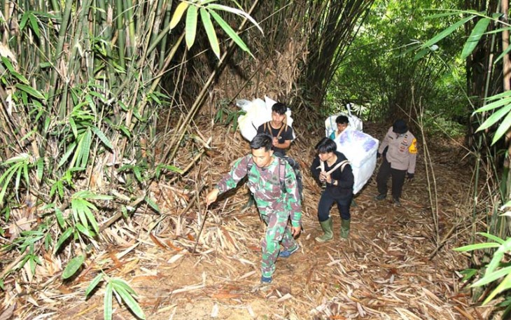Anggota TNI-Polri saat Kawal Logistik Pemilu 2024 dengan Jalan Kaki menembus Belantara Meratus.