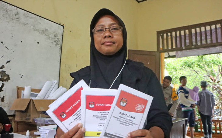 Ernita Oktaviani selaku Ketua KPPS TPS 14, Desa Wonorejo, Kecamatan Karanganyar, Kabupaten Demak menunjukkan surat suara, pada Pemilu susulan, Sabtu (24/2).