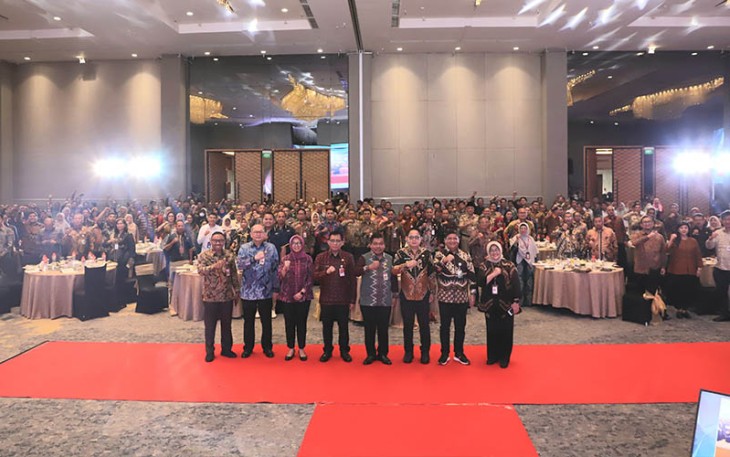 Foto Bersama usai acara Rakortekrenbang Tahun 2024 yang berlangsung secara hybrid dari Vasa Hotel Surabaya, Jawa Timur, Senin (26/2/2024)