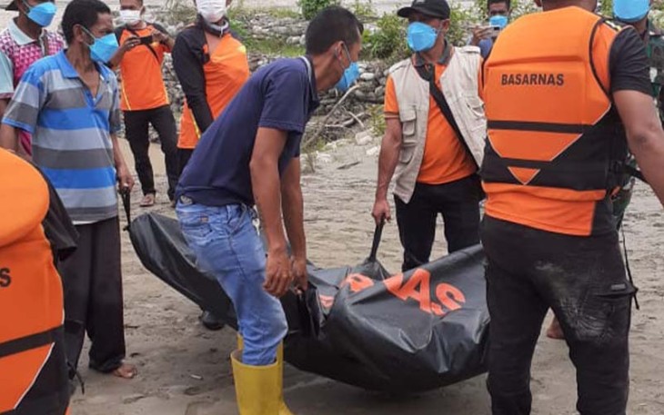 Proses pencarian dan evakuasi korban yg terseret arus banjir oleh Tim SAR gabungan di Kabupaten Belu, Nusa Tenggara Timur (7/3) 