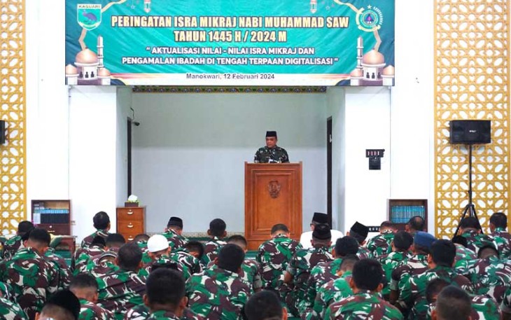 Pangdam XVIII/Kasuari, Mayjen TNI Ilyas Alamsyah, S.E., M.Tr.(Han)., CGCAE., dalam sambutannya pada acara Peringatan Isra Mikraj Nabi Muhammad SAW 1445 Hijriyah Tahun 2024 Masehi, di Masjid Istiqlal Kodam XVIII/Kasuari, Trikora, Arfai 1, Manokwari, Papua Barat, pada Senin (12/2/2024).