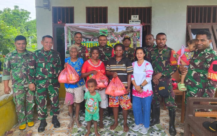 Hubdam XVIII/Kasuari, Kodim Manokwari, Raja Ampat dan Mansel Bagikan Sembako ke Warga