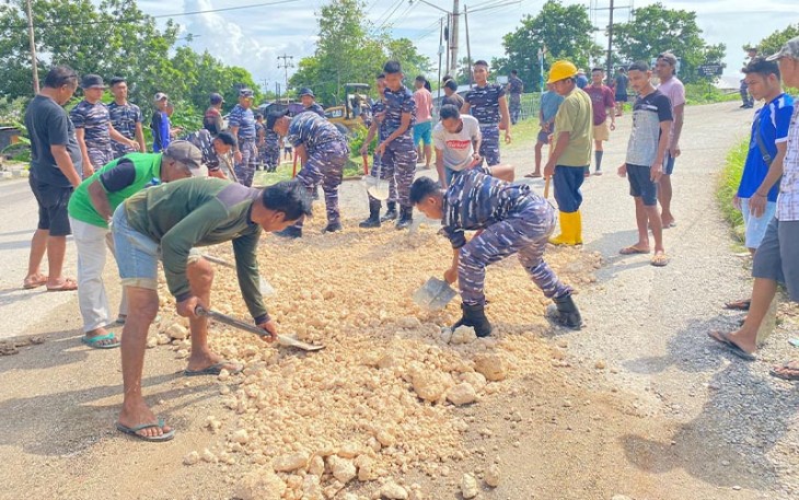 TNI AL Bersama Masyarakat saat Gotong Royong Perbaiki Jalan Desa Penfui Timur-Kupang