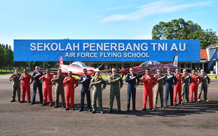 Tim Aerobatic Angkatan Udara Australia (RAAF) “The Roulettes” disambut hangat oleh Jupiter Aerobatic Team, di Lanud Adisucipto, Jogyakarta, beberapa waktu yang lalu.