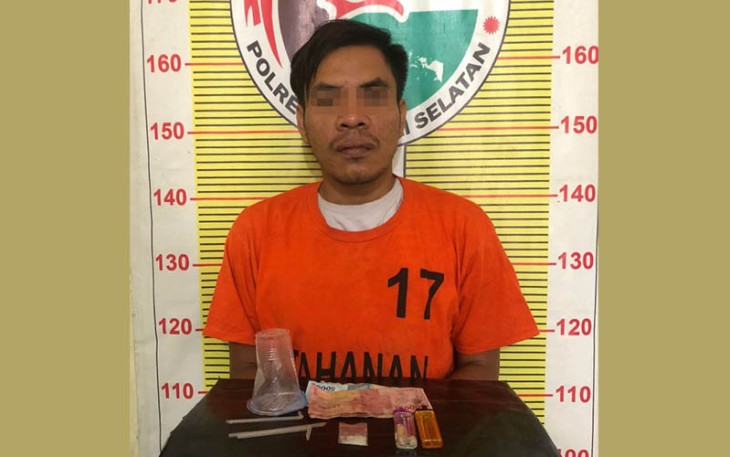 BH saat menunjukkan barang bukti usai diamankan Tim Opsnal Polsek Batang Toru.