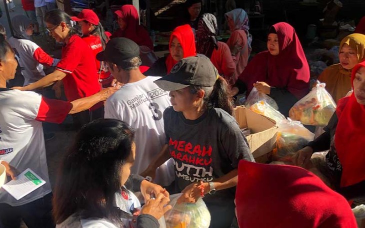 Warga tengah antri mendapatkan paket minyak goreng dan telur harga murah dalam acara baksos yang digelar DPC PDI Perjuangan dan organ relawan pendukung Ganjar - Mahfud, pada Jumat (9/2/2024).