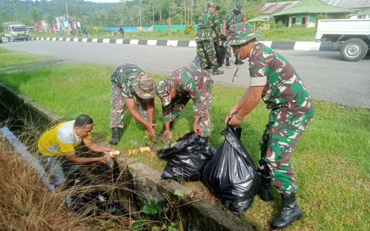 Prajurit TNI di Halmahera Tengah Gelar Karya Bhakti Bersama Masyarakat