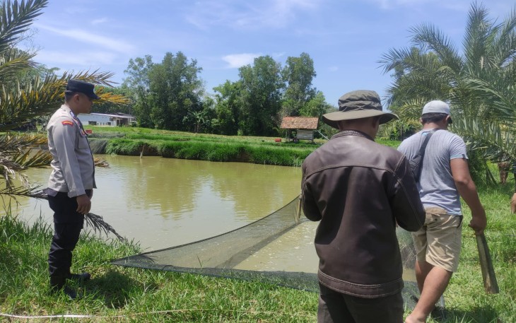 Bhabinkamtibmas Desa Panca Tunggal Cek Kolam Budidaya Ikan Patin Milik Warga Binaan
